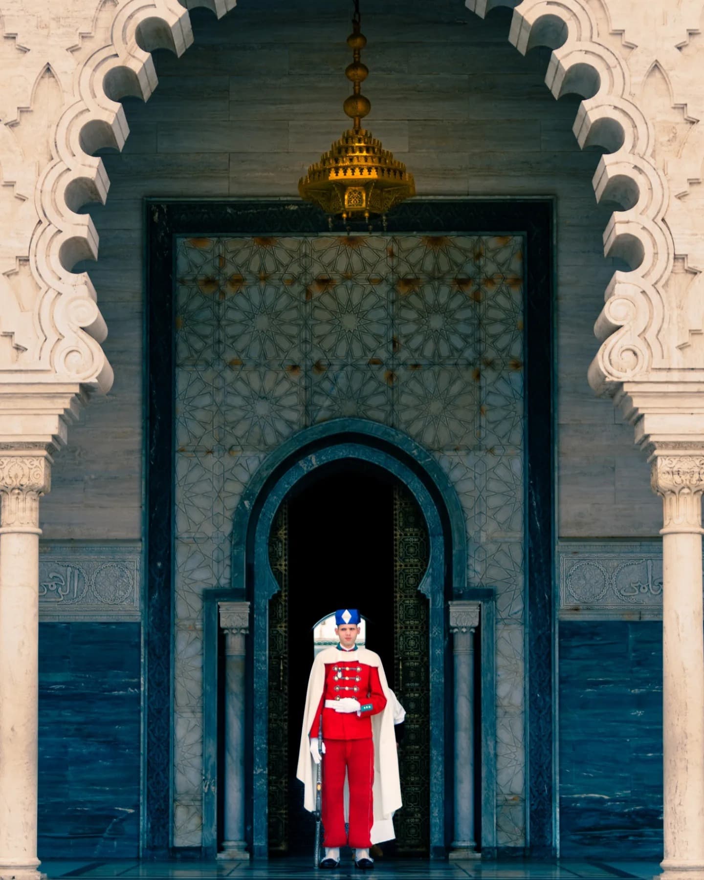 بوابة الحدوة الزرقاء. باب أزرق عميق يبرز الزخرفة ويشد العين إلى الداخل.