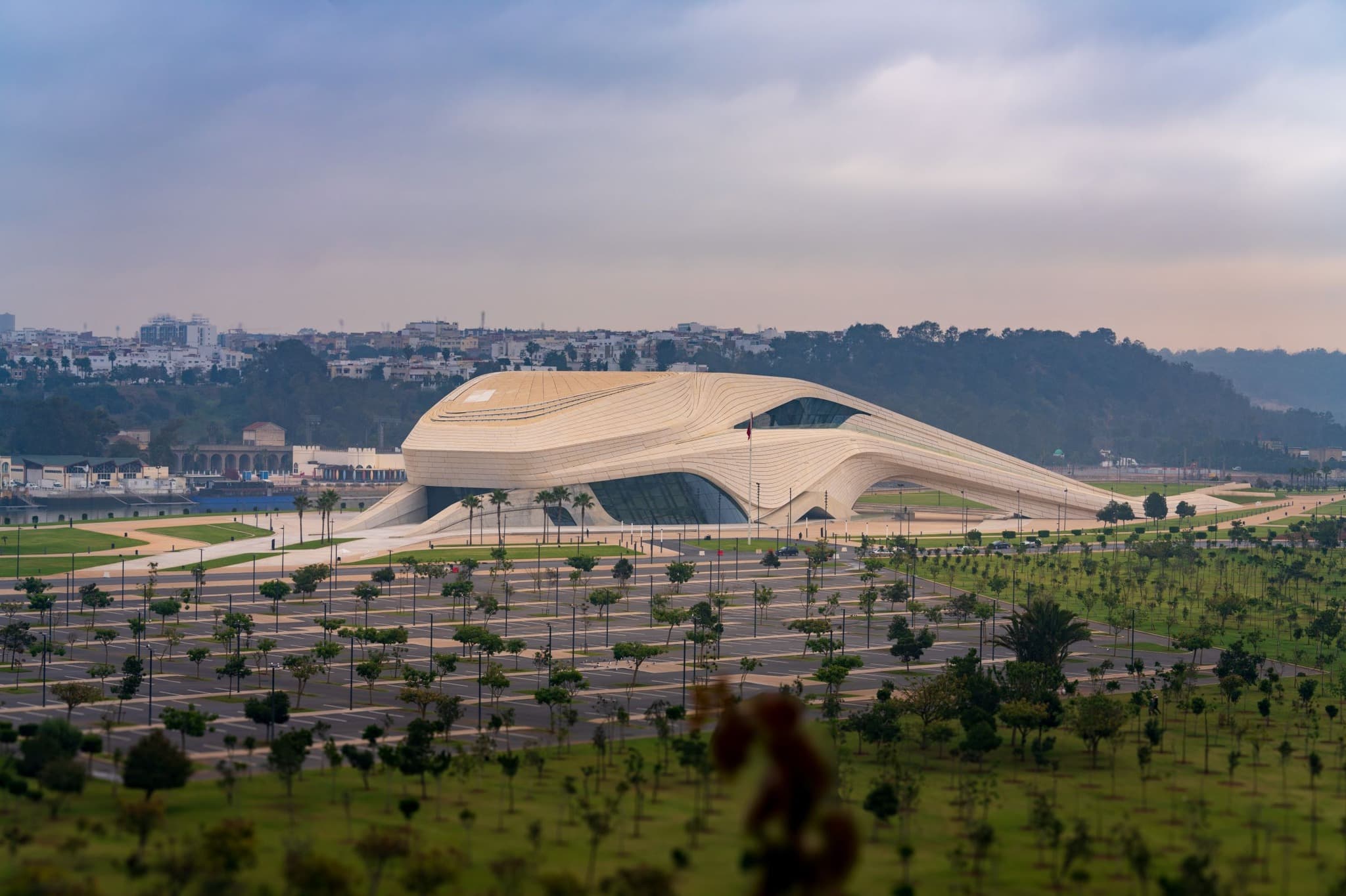 القبة البيضاء. كتلة بيضاء معاصرة تبدو كصدفة هادئة فوق الأفق.