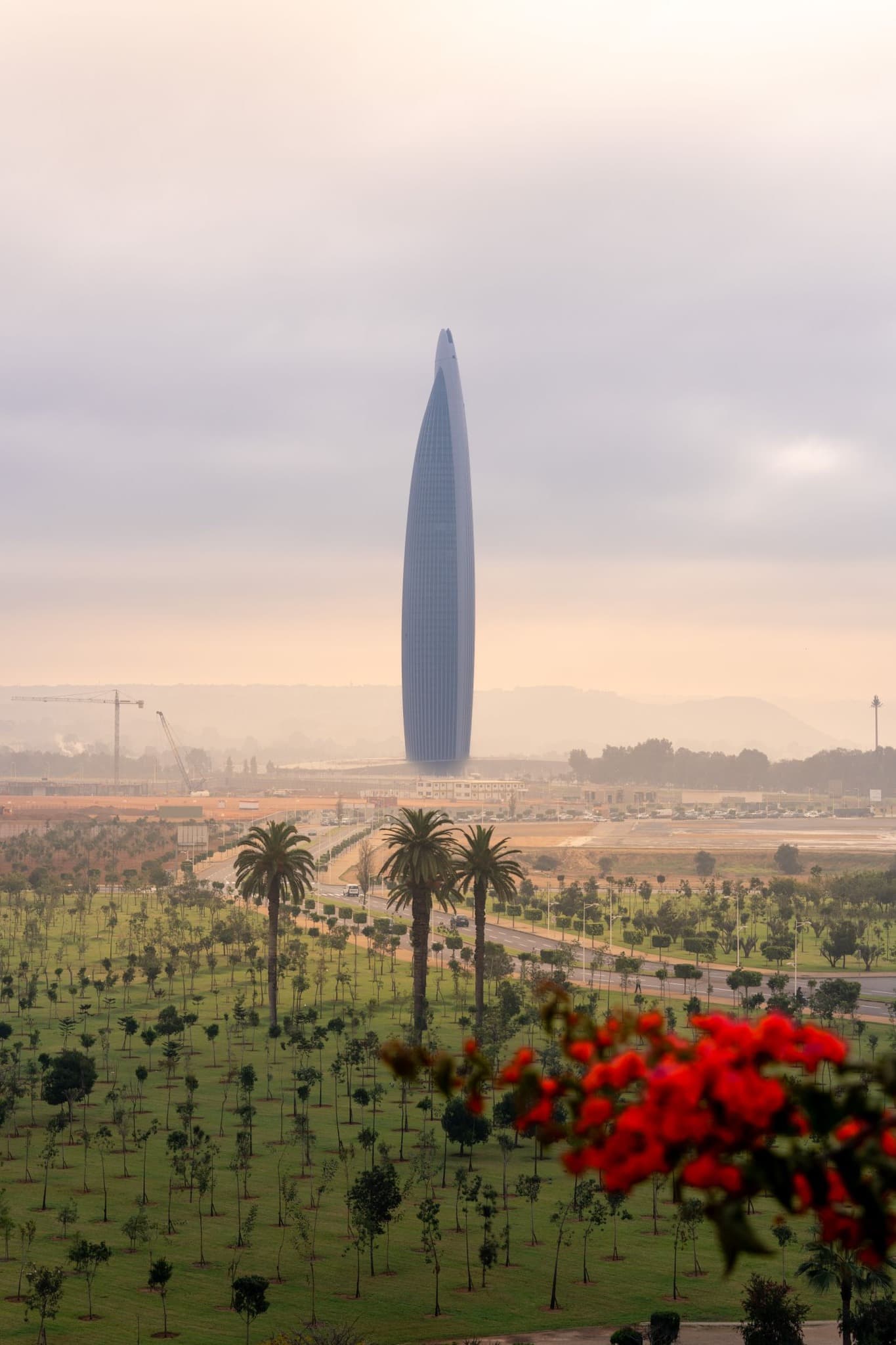 الإبرة فوق السهل. برج منفرد يصعد من الضباب كإشارة بصرية حادة.