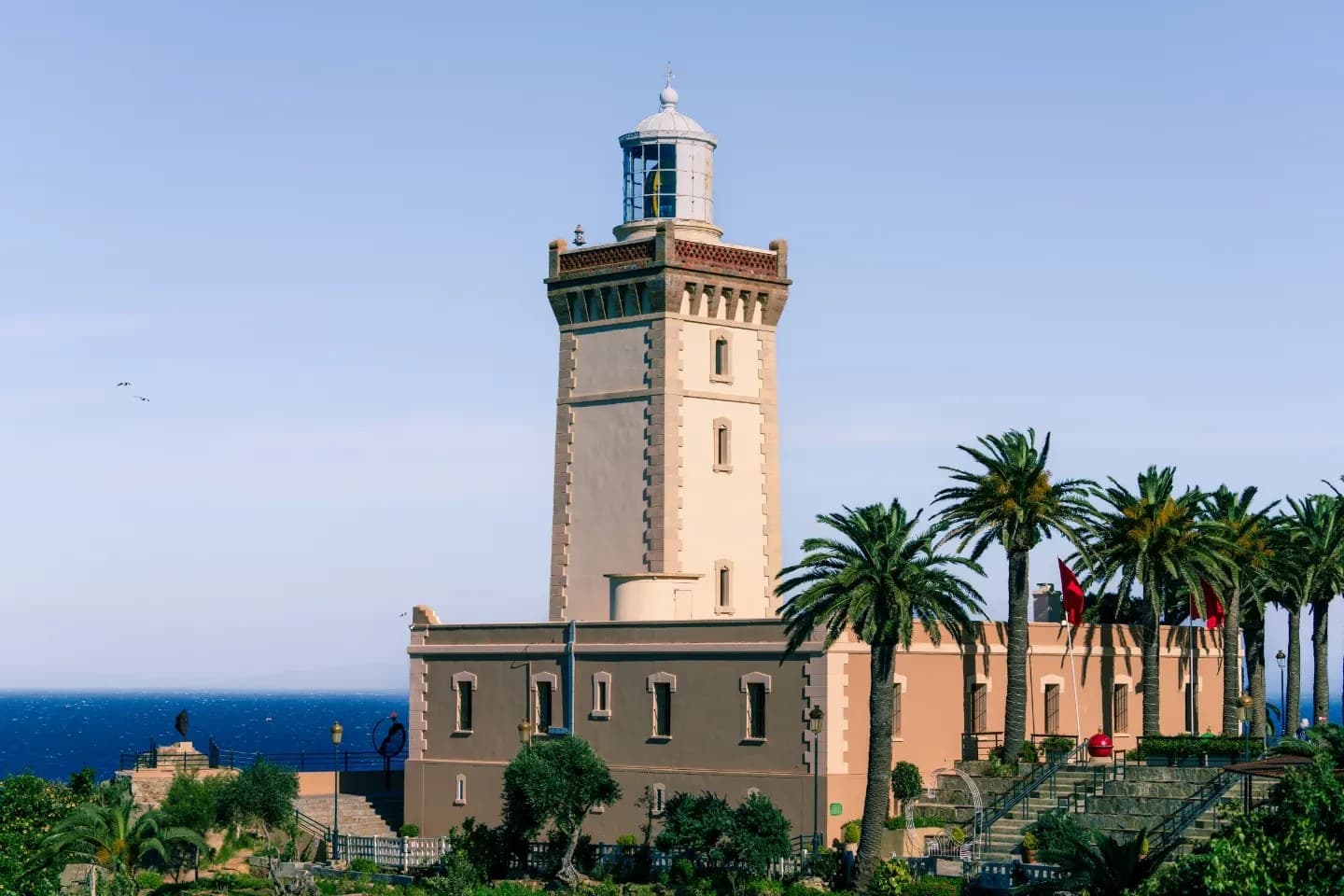 إيقاع الكورنيش. خط الساحل يتقدم بإيقاع هادئ بين الأعمدة والبحر.