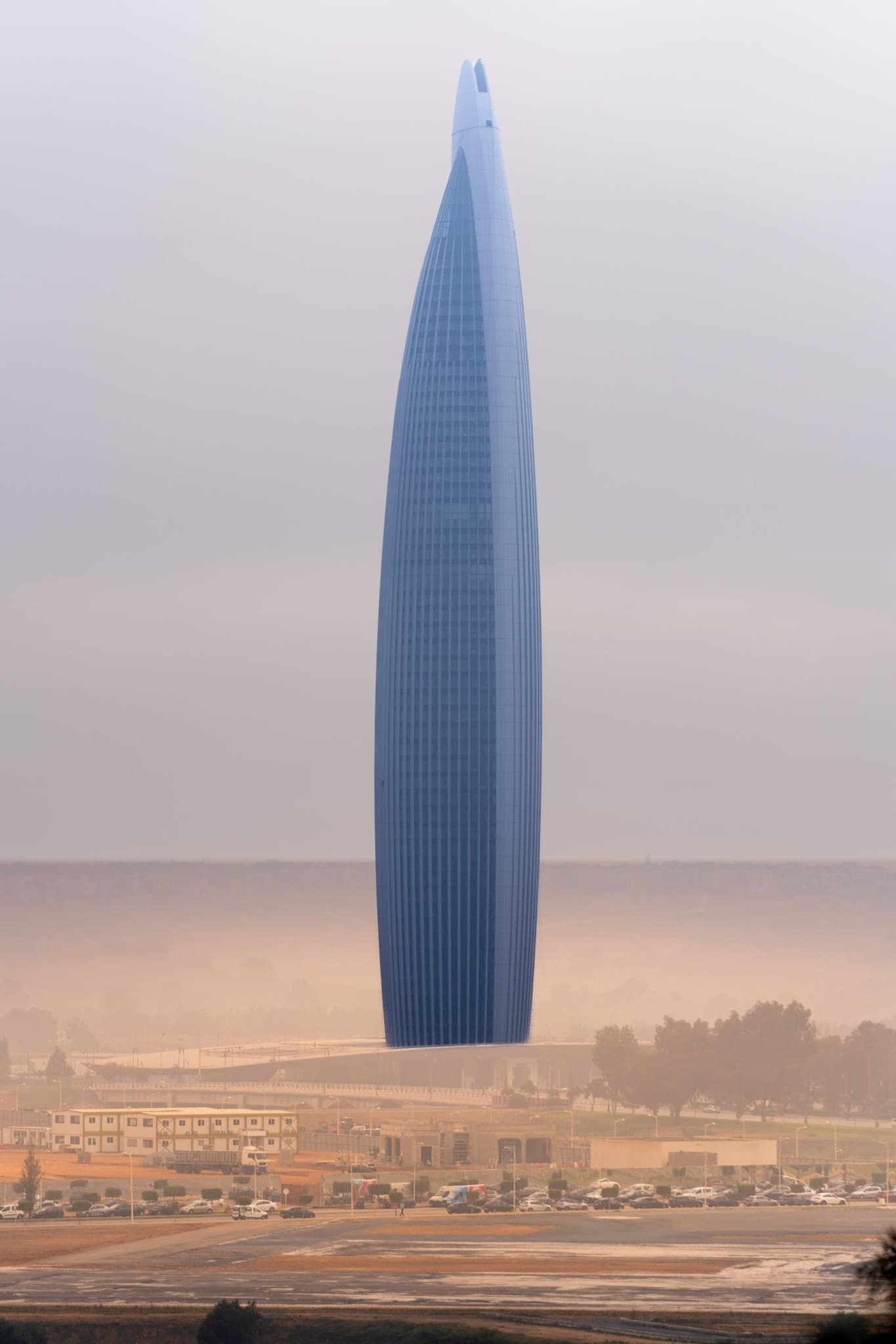 مسلة في الضباب. كتلة عمودية تختصر المدينة في شكل واحد صامت.