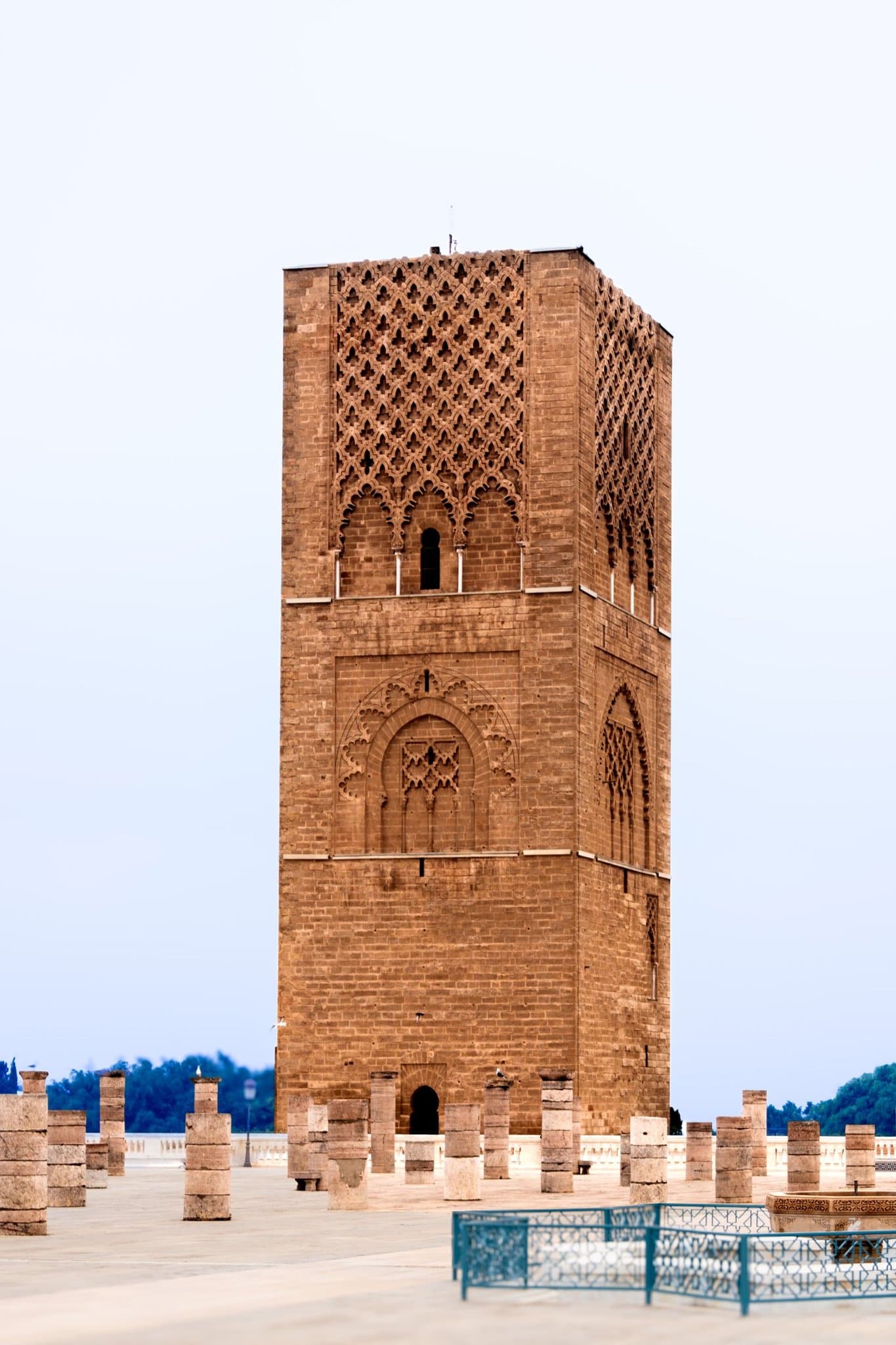 صورة للفنان محمد العمر بعنوان «برج فوق القصبة».