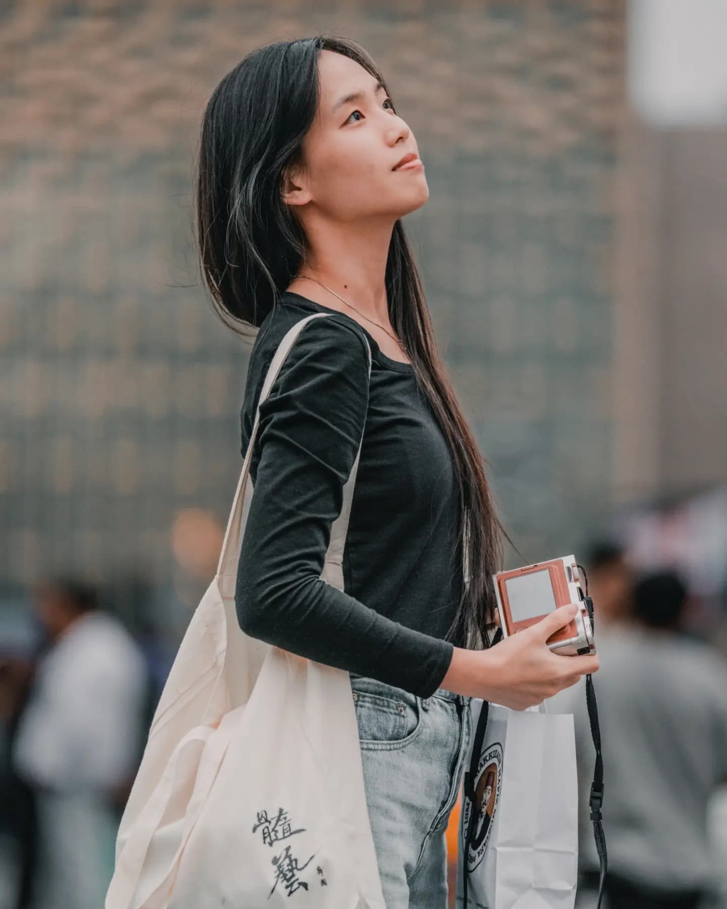 Pause in the Street. A fleeting pause revealing bodily calm amid movement.