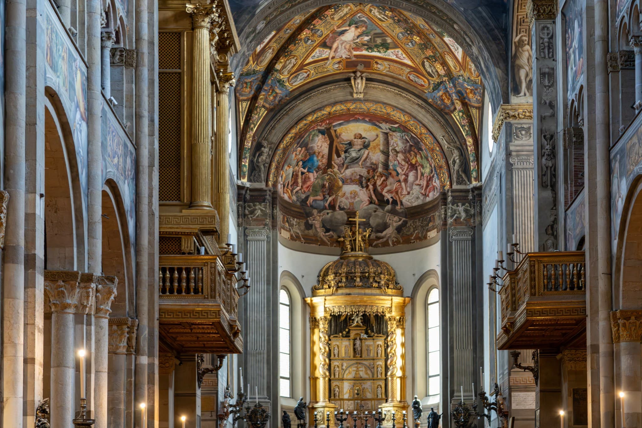 Nave in Gold. The nave unfolds as a deep, gilded corridor of light.